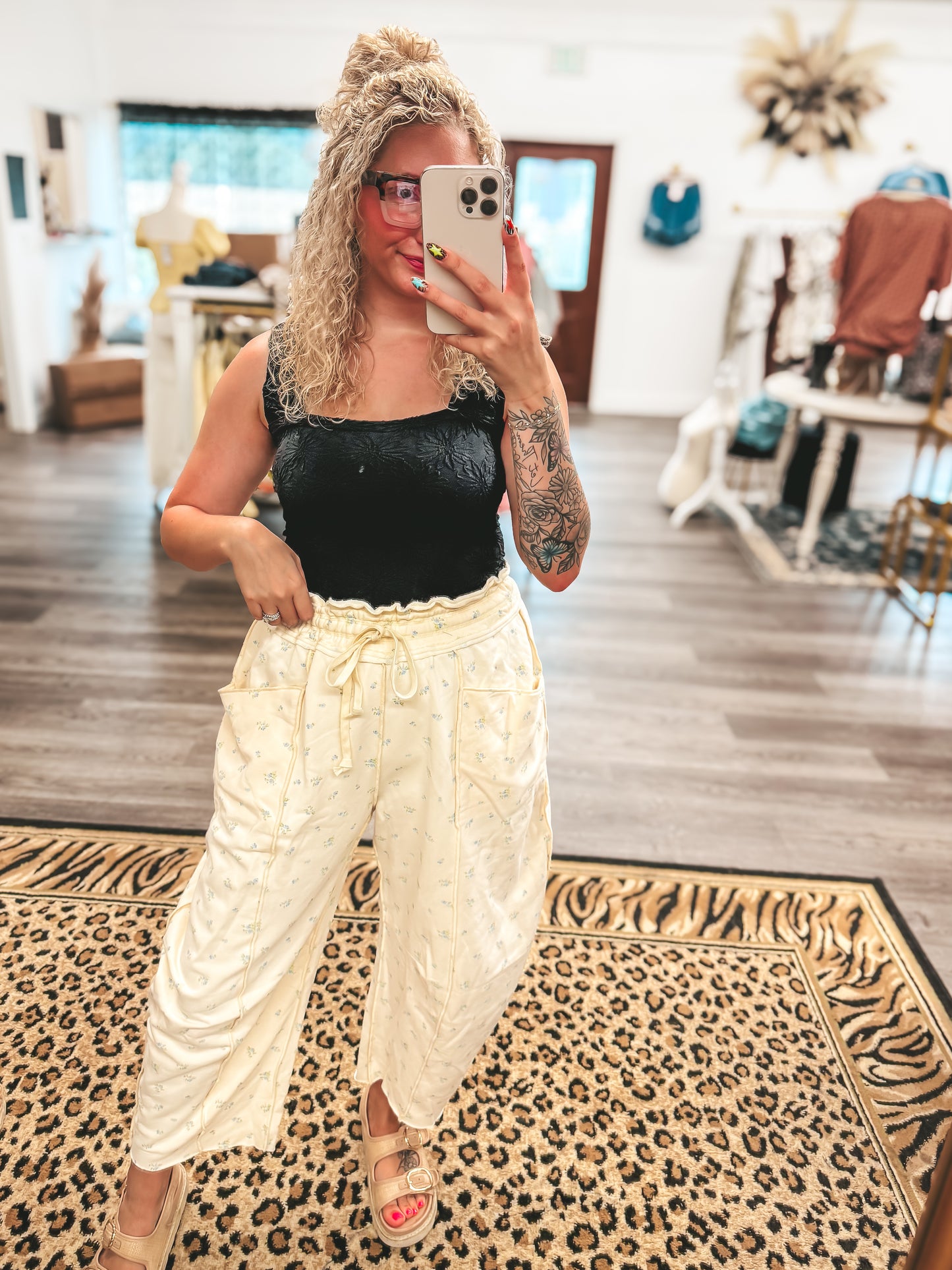 Barrel floral joggers in 2 colors