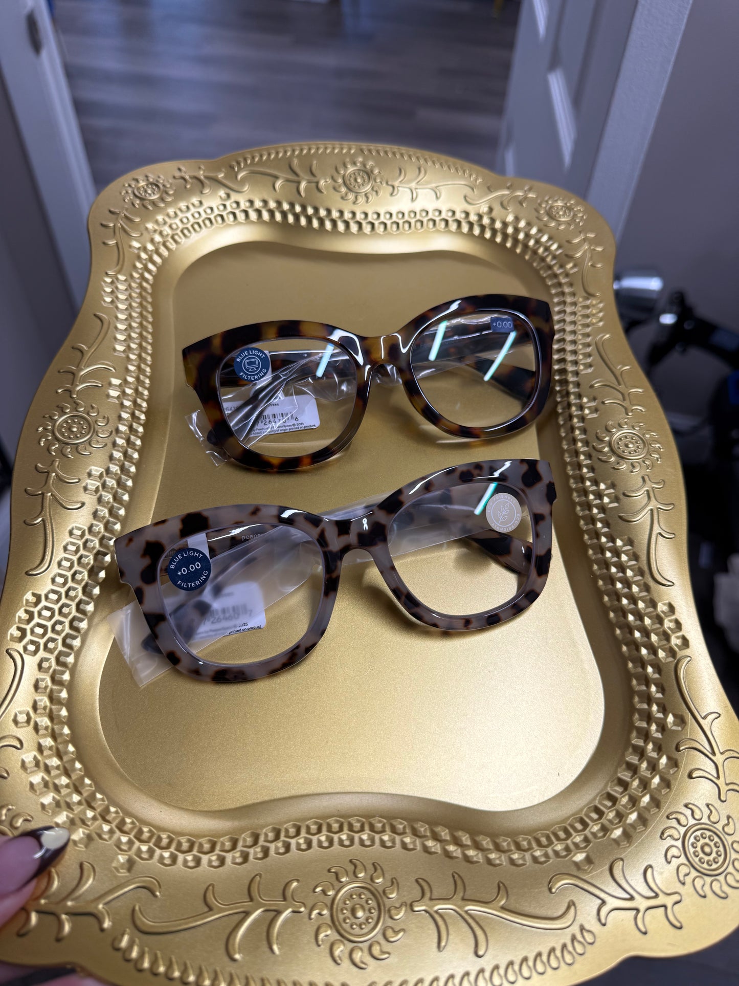 Center stage focus blue eye glasses