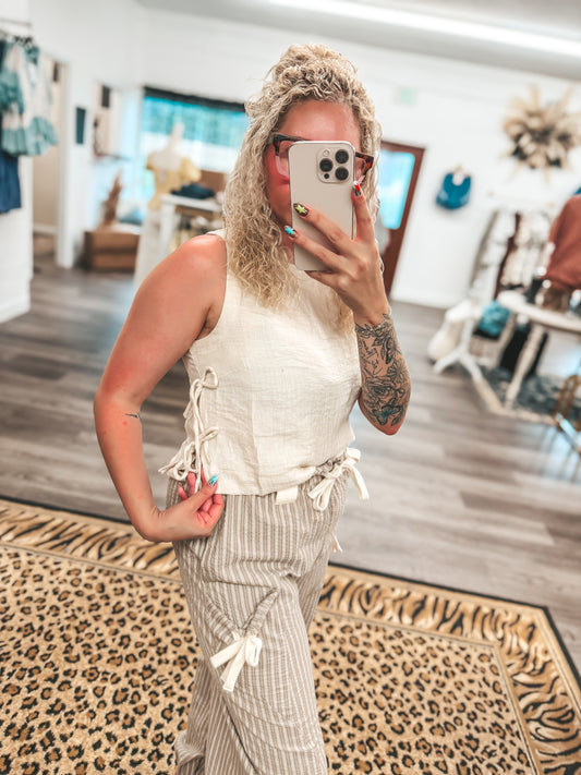 Natural textured tank with bow side details